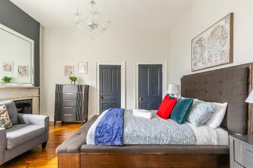 Stunning 1BR - Boutique Apartment - PRIME Location! image 2