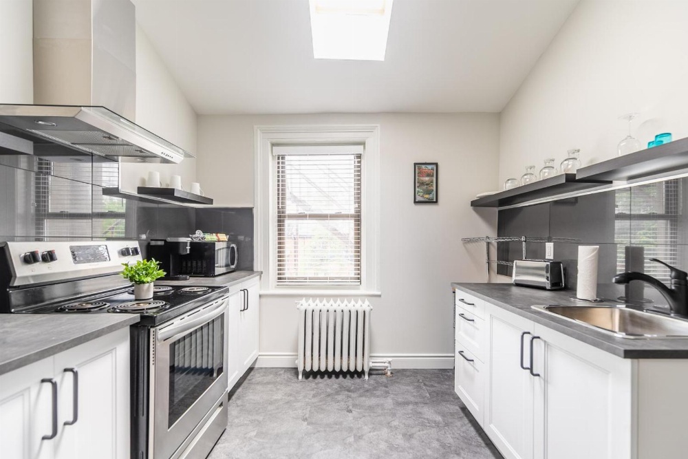 Stunning 1BR - Boutique Apartment - PRIME Location! Main image